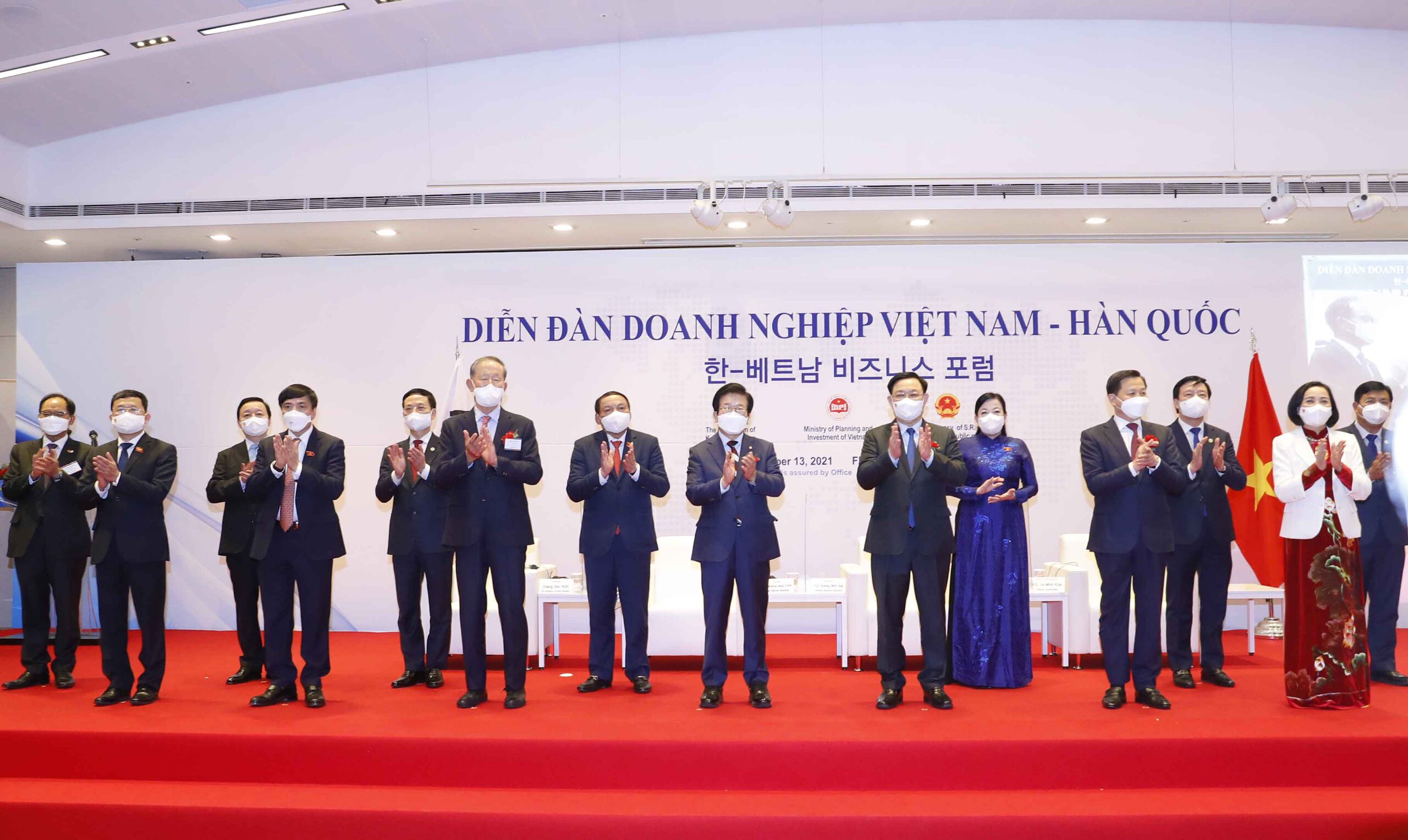 Chủ tịch Quốc hội Vương Đình Huệ và Chủ tịch Quốc hội Hàn Quốc Park Byeong Seug đã cùng dự Diễn đàn Doanh nghiệp Việt Nam – Hàn Quốc