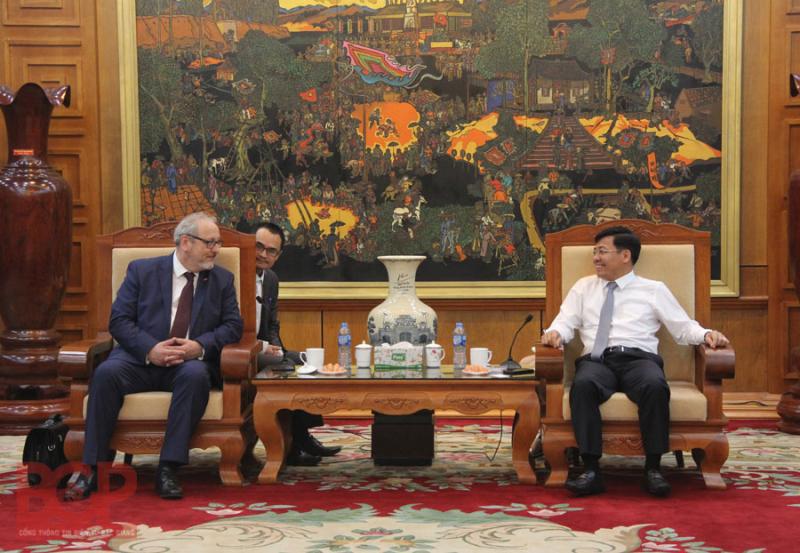 Phó Chủ tịch UBND tỉnh Dương Văn Thái tiếp ông Jurgen Martens, đại biểu Quốc hội Đức