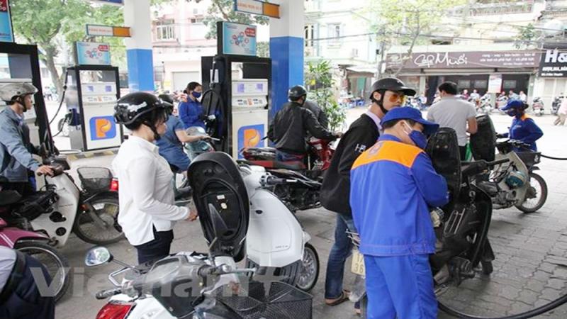 Tăng hơn 900 đồng, giá xăng E5 RON92 vượt 17.200 đồng mỗi lít