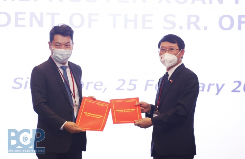 Chủ tịch UBND tỉnh ký Biên bản ghi nhớ và trao Giấy chứng nhận đầu tư cho các nhà đầu tư Singapore với tổng vốn gần 3,6 tỷ USD