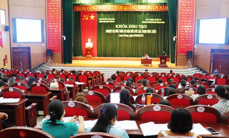 Khóa đào tạo “Nghiệp vụ đấu thầu cơ bản đối với lựa chọn nhà thầu” cho 140 hiệu trưởng và kế toán các trường học trên địa bàn huyện Lạng Giang